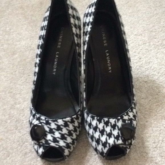 CHINESE LAUNDRY HOUNDTOOTH PUMPS - Picture 1 of 7